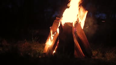 gece, karanlık sonbahar gece sıcaklık üzerinde kamp ateşi yanan ateş