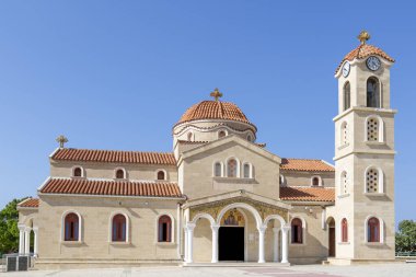 Cyprusel 'deki Agios Raphael Kilisesi' nin gündüz çekilmiş mavi gökyüzü ve arka planı.