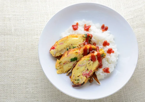 Yumuşak tofu, yengeç çubuğu ve taze soğanlı dilimlenmiş omlet. — Stok fotoğraf