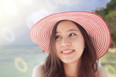 Pembe şapka ve gülümseme giyen kadın