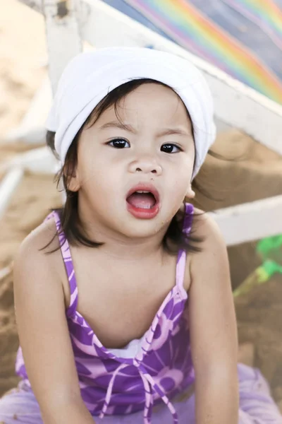 Menina brincando e seu rosto sujo com areia — Fotografia de Stock