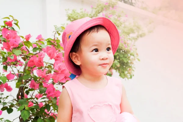 Asijská holčička na růžový klobouk a šaty — Stock fotografie