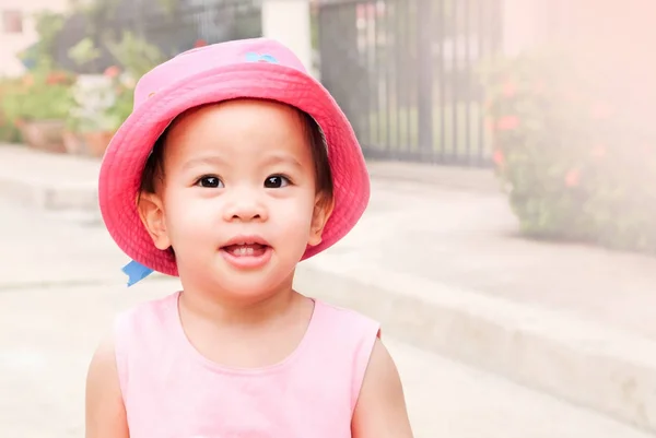 Asiatiska liten flicka på rosa hatt och klänning — Stockfoto