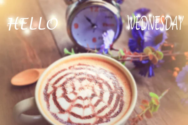 Koffie latte kunst op houten tafel — Stockfoto
