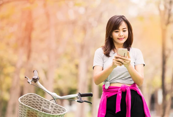 kırsal Road binmek bisiklet ise telefon ile çekici kadın