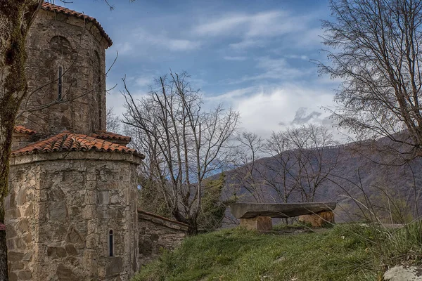 Dağlarda manastır tezgahı