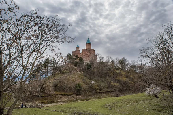 Dağdaki eski kale. Şato