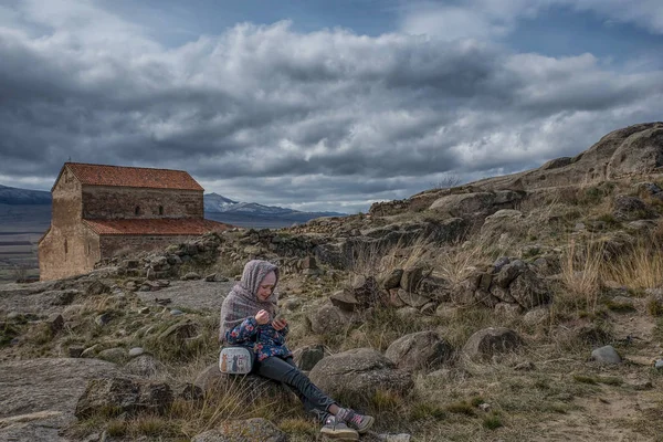 Dağdaki eski kilise ve karanlık gökyüzü