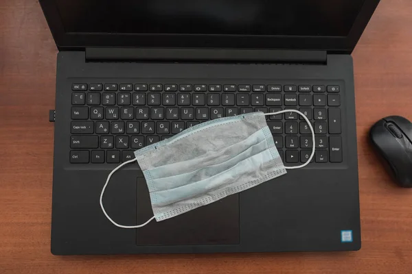Tıbbi maske laptopta.