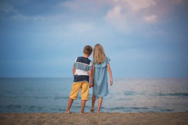 Kız ve erkek sahilde