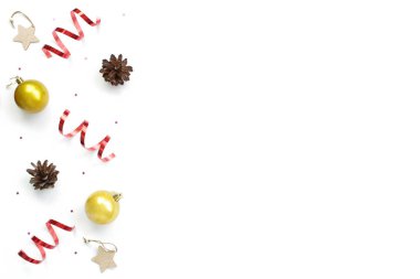 Minimalist noel kompozisyonu. Beyaz izole arkaplan