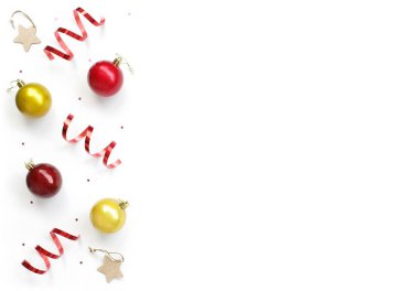 Minimalist noel kompozisyonu. Beyaz izole arkaplan