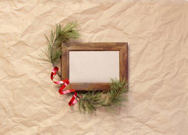 Minimalist noel kompozisyonu. Ahşap fotoğraf çerçevesi.
