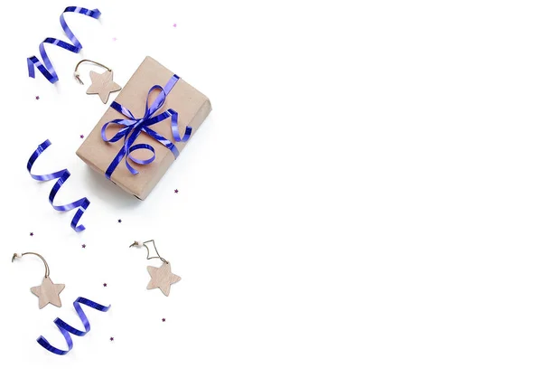 Composizione natalizia minimalista. Regalo avvolto con un fiocco blu — Foto Stock