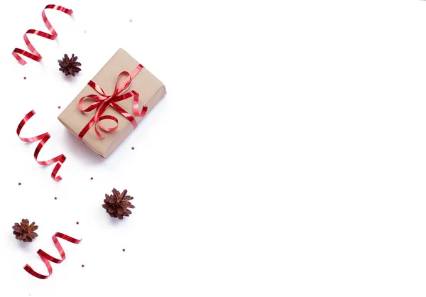 Minimalistische kerstcompositie. Verpakt geschenk met een rode strik — Stockfoto