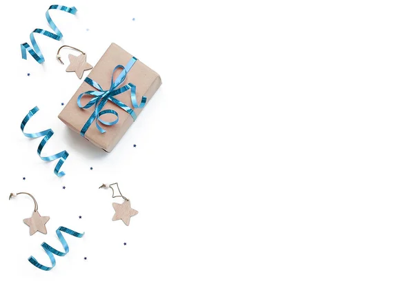 Minimalistyczna kompozycja świąteczna. Zapakowany prezent z niebieskim łukiem Obrazek Stockowy