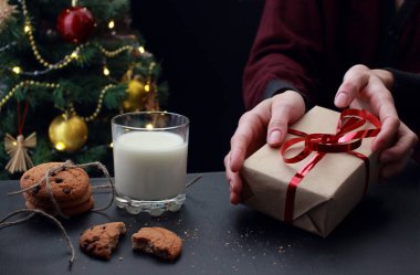 Genç Avrupalı kadın kırmızı kurdeleyle yeni yıl hediyesi aldı. 