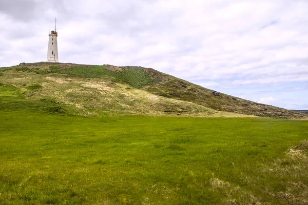 Világítótorony Izland partjainál, mérföldkő — Stock Fotó