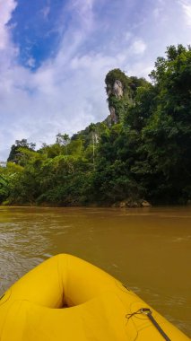 Nehir kayağı gezisi, Khao Sok Ulusal Parkı, Tayland, mükemmel plaka.