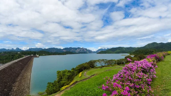 Tayland, güzel su ve dağ manzarası.