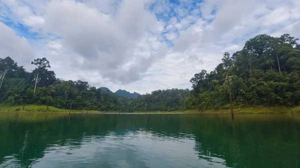 Tayland 'daki bir kano güvertesinden manzara çok güzel.