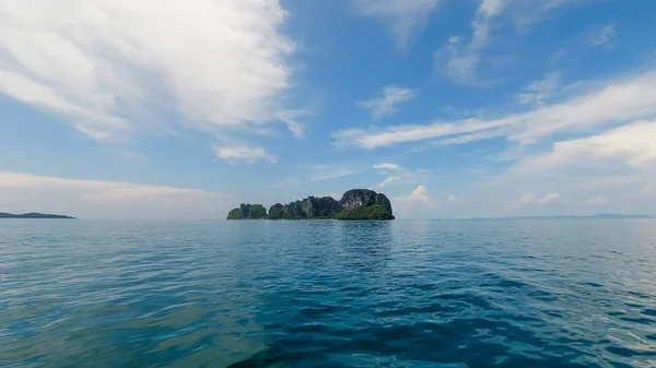 Okyanusun ortasındaki güzel dağ manzarası, Tayland