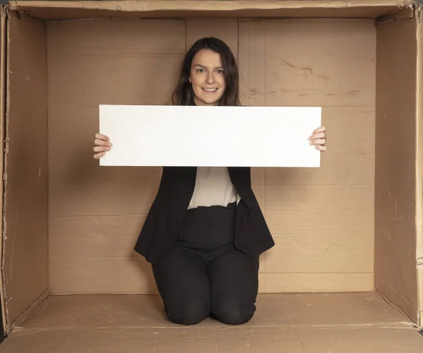 Glad Affärskvinna Med Kopieringsutrymme Sittande Sitt Eget Kontor — Stockfoto