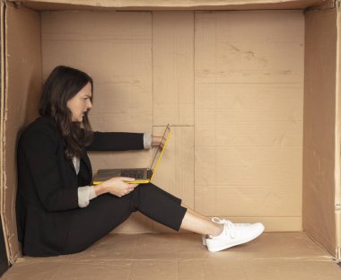 İş kadını bilgisayar bağımlısı, internete gömülmüş.