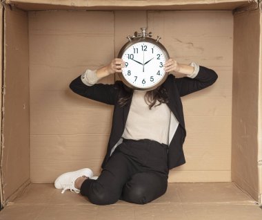 İş kadınının kafası yerine saati var.