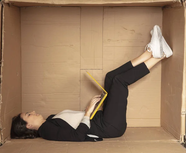 Uttråkad Affärskvinna Arbetar Konstig Position Ett Obekvämt Kontor — Stockfoto