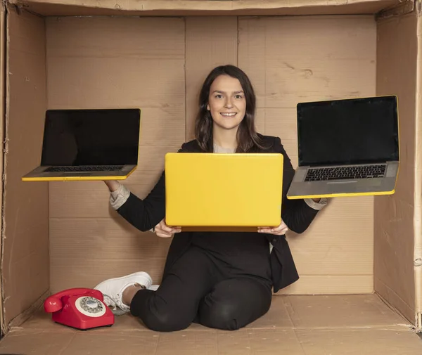 Multitasking Affärskvinna Arbetar Många Datorer Samtidigt — Stockfoto
