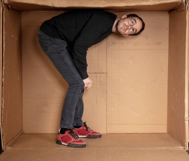 Ofisini genişletmeye çalışan genç hevesli bir çalışan.