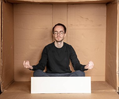 Genç işsiz bir adamın elinde beyaz bir pano, reklam için bir yer, yardım çığlığı fikri