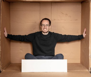 Genç işsiz bir adamın elinde beyaz bir pano, reklam için bir yer, yardım çığlığı fikri