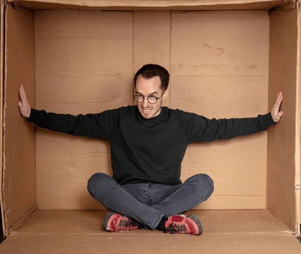 Ofisini genişletmeye çalışan genç hevesli bir çalışan.