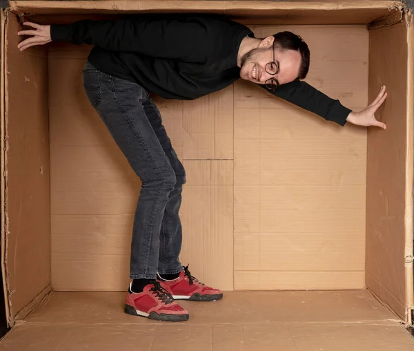 Ofisini genişletmeye çalışan genç hevesli bir çalışan.