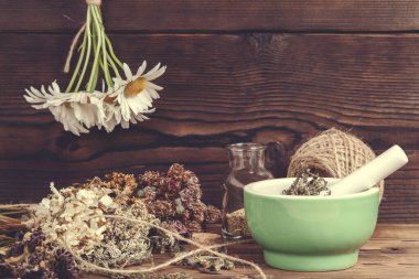 Şifalı bitkilerin kurutulması ve toplanması, homeopati ve alternatif tıp konsepti