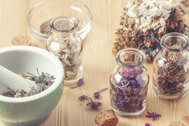 Şifalı bitkilerin kurutulması ve toplanması, homeopati ve alternatif tıp konsepti