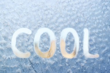 Buzlu cama elle yazılmış havalı bir kelime.