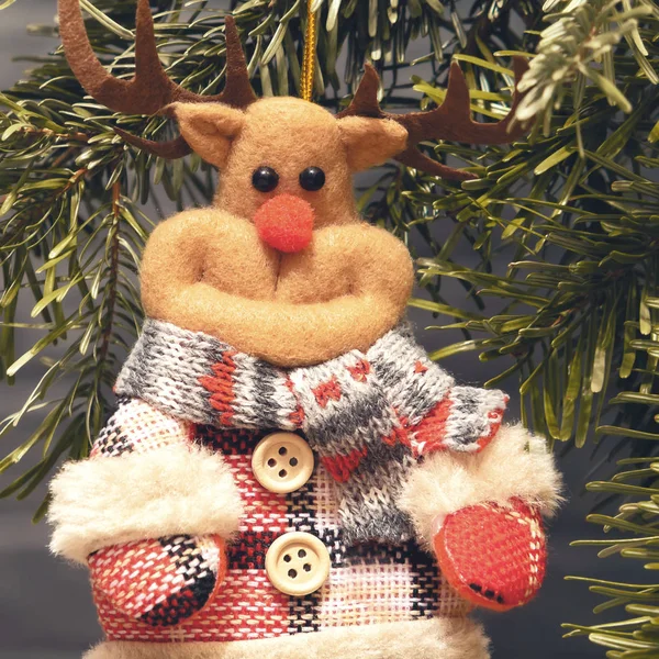 Veado de brinquedo de tecido na árvore de Natal na véspera de Natal — Fotografia de Stock