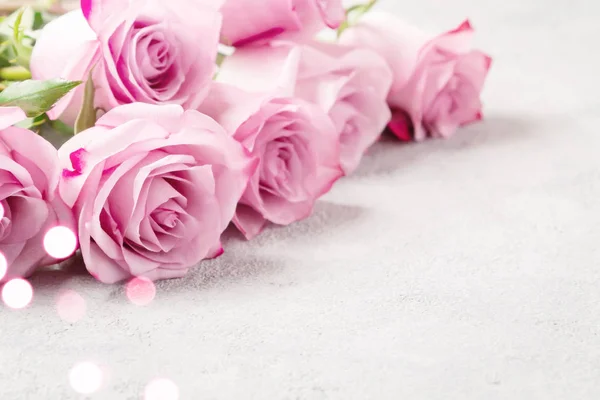 Arreglo floral - un ramo de rosas rosadas en una superficie de hormigón, plantilla para el diseño o tarjeta de felicitación, lugar para el texto, espacio de copia — Foto de Stock