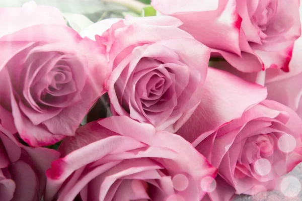 Arreglo floral - un ramo de rosas rosadas en la mesa de cerca — Foto de Stock