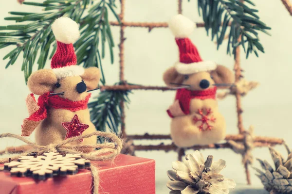Dois pequenos ratos de Natal de brinquedo, presente e decorações de materiais naturais na mesa. Composição de Natal com símbolo 2020 de horóscopo chinês — Fotografia de Stock