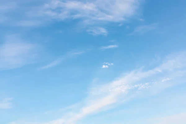 Ljus cirrus moln i den blå himlen på en solig dag, full ram bild, bakgrund — Stockfoto