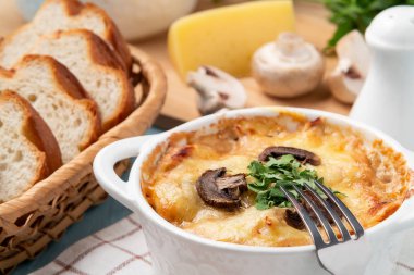 Tavuklu, mantarlı ve peynirli güveç, Rusya 'da jülyen olarak bilinir.