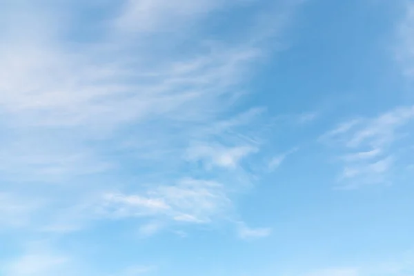 Luz cirrus nubes en el cielo azul en un día soleado, imagen de marco completo, fondo Fotos De Stock