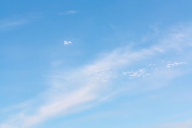 Güneşli bir günde mavi gökyüzünde hafif sirrus bulutları, tam kare görüntü, arkaplan