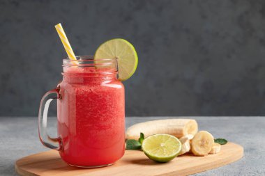 Muzlu karpuz, limonlu ve kesme tahtasındaki nane şekerli meyve püresi. Sağlıklı yeme kavramı, kopyalama alanı