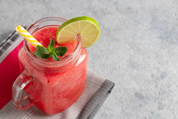 Batido de sandía con lima y menta en tarro de taza en una tabla de cortar. Concepto de alimentación saludable, copyspace — Foto de Stock