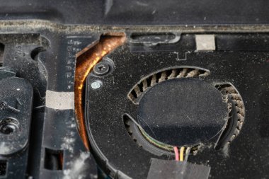 İçerisi çok kirli, tozlu bir bilgisayar soğutma sistemi. Temizlik ve onarım için kapağı çıkarılmış defter